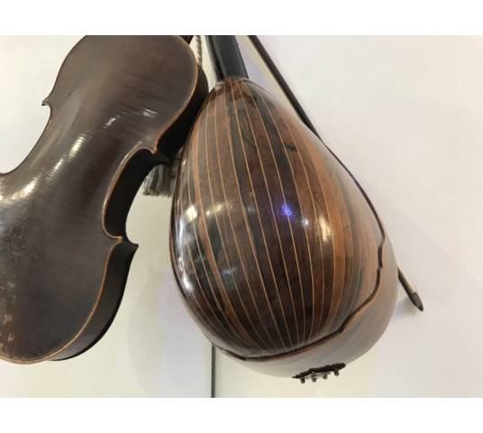 Trophée de musique décor d’un violon et d’une mandoline d’époque 19 ème