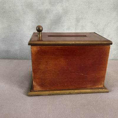 Small, old-style mahogany cigarette box 19 th