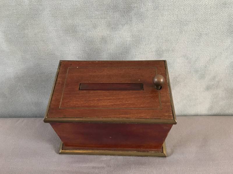 Small, old-style mahogany cigarette box 19 th