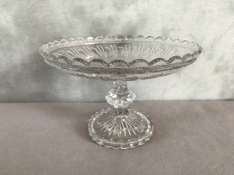 Coupe en verre pressé à décors de petits croisillons vers 1900