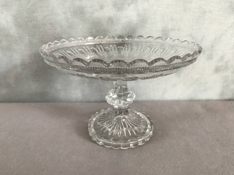 Coupe en verre pressé à décors de croisillons vers 1900