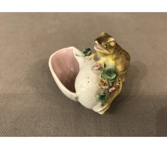 Small frog on a period porcelain shell 19ème