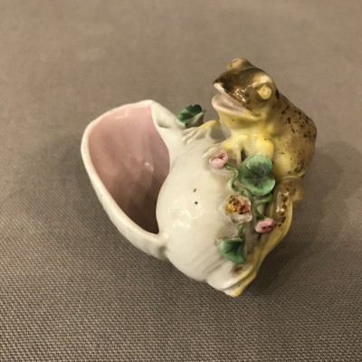 Petite grenouille sur un coquillage en porcelaine d’époque 19ème