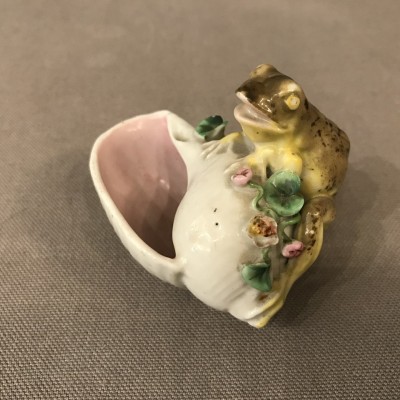 Small frog on a period porcelain shell 19ème