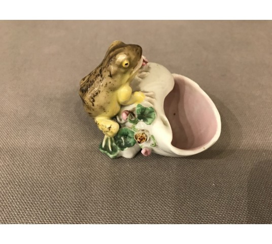 Small frog on a period porcelain shell 19ème