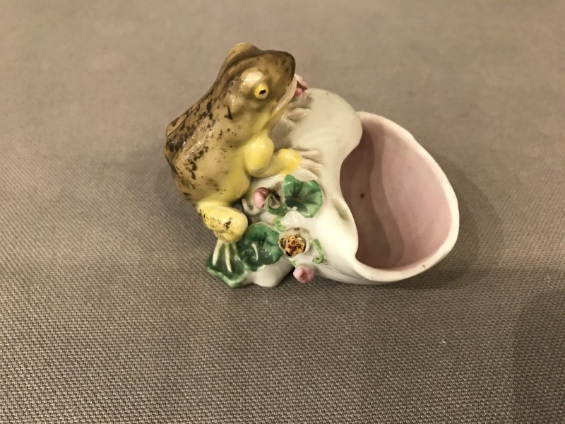 Small frog on a period porcelain shell 19ème