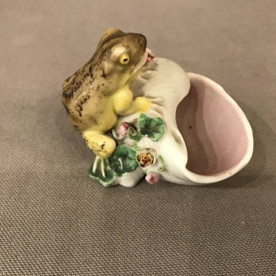 Small frog on a period porcelain shell 19ème