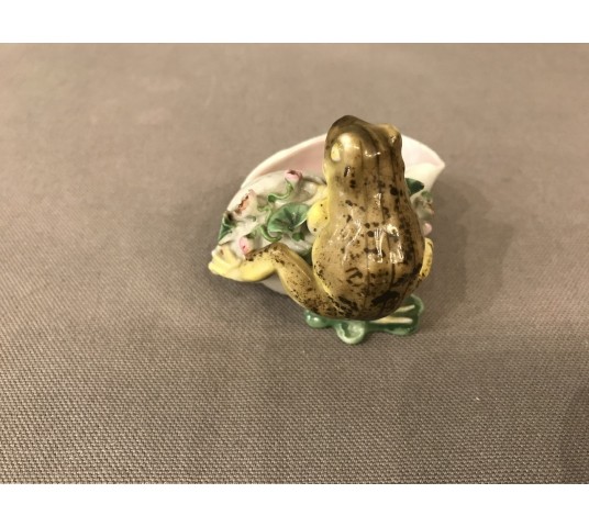 Small frog on a period porcelain shell 19ème