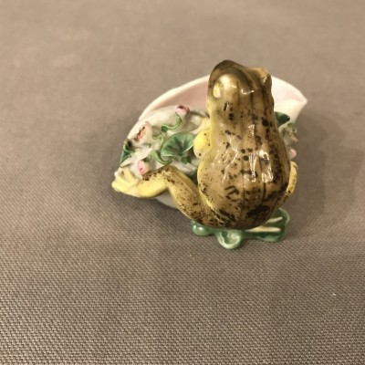 Petite grenouille sur un coquillage en porcelaine d’époque 19ème