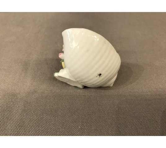 Petite grenouille sur un coquillage en porcelaine d’époque 19ème
