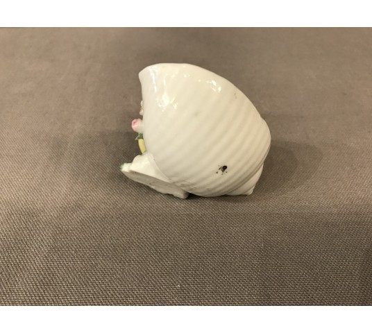 Small frog on a period porcelain shell 19ème