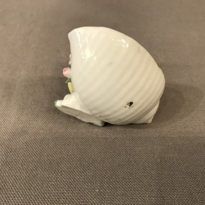 Small frog on a period porcelain shell 19ème