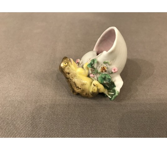 Petite grenouille sur un coquillage en porcelaine d’époque 19ème