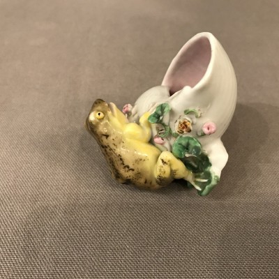 Petite grenouille sur un coquillage en porcelaine d’époque 19ème