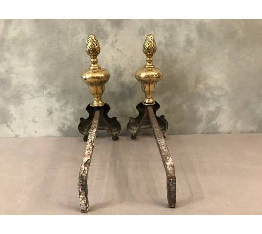 Paire de chenets anciens d'époque Louis XIV en bronze et laiton poli