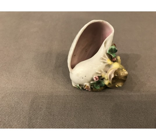 Petite grenouille sur un coquillage en porcelaine d’époque 19ème