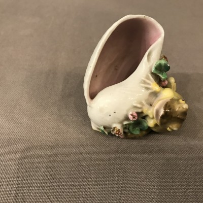 Small frog on a period porcelain shell 19ème