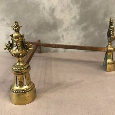 Petite paire de chenets en bronze d'époque 19 ème de style Louis XVI