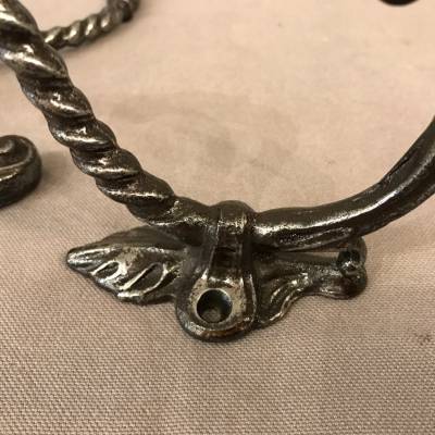 Paire de porte manteaux, patère en fonte poli et vernis d'époque 19 ème