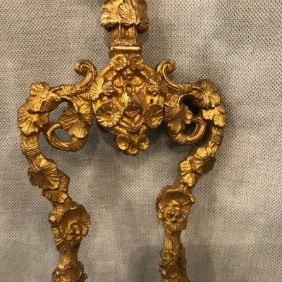 belle pince de cheminée ancienne en fer et bronze doré de style Louis XV d'époque 19 ème
