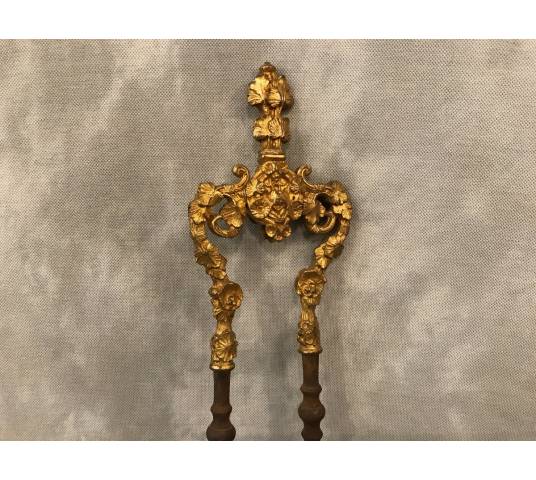 belle pince de cheminée ancienne en fer et bronze doré de style Louis XV d'époque 19 ème