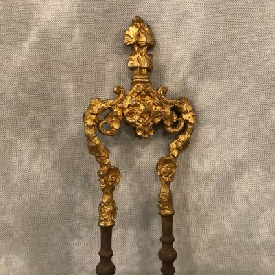 belle pince de cheminée ancienne en fer et bronze doré de style Louis XV d'époque 19 ème