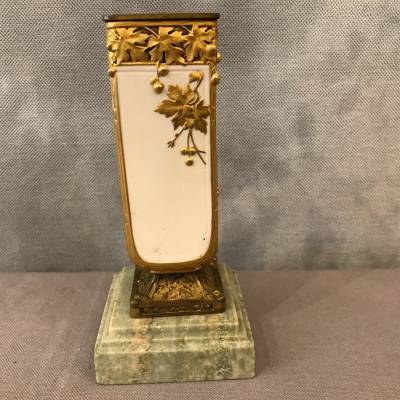 Petit vase en biscuit embelé d' or circa 1910 Louchet