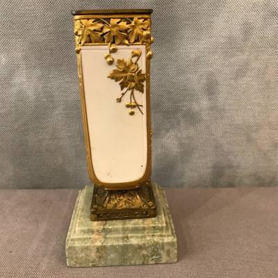 Petit vase en biscuit rehaussé d'or vers 1910 signé Louchet