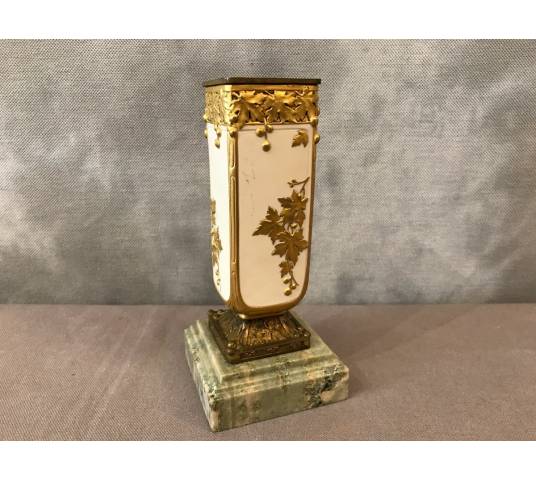 Petit vase en biscuit rehaussé d'or vers 1910 signé Louchet