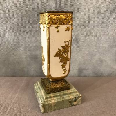 Petit vase en biscuit embelé d' or circa 1910 Louchet