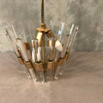 Beau lustre Scoliari circa 1970 in brass and crystal