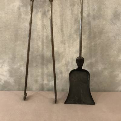 Ensemble d'une pelle et d'une pince ancienne en fer et bronze d'époque 19 ème