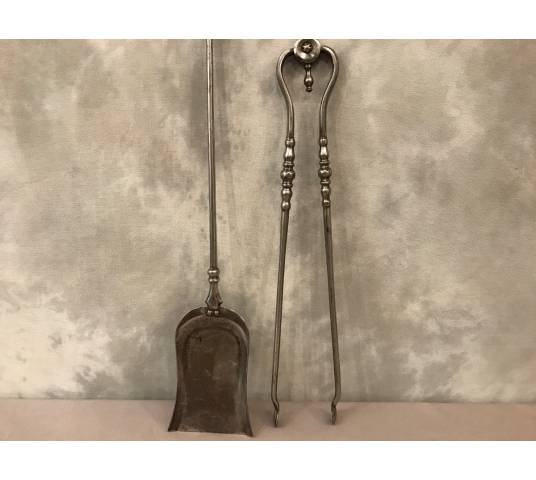 Set of a shovel and a pliers in iron and bronze from epoch 19th century