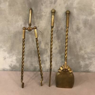 Ensemble de 3 pièces de cheminée ancienne en laiton torsadée d'époque 19 de style Anglais