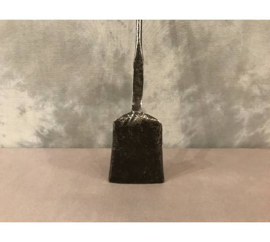 Grande pelle de cheminée ancienne en fer et bronze d'époque 17 ème