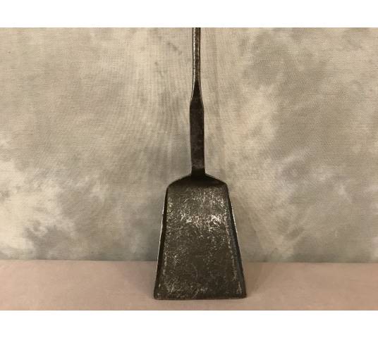 Grande pelle de cheminée ancienne en fer et bronze d'époque 17 ème