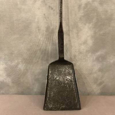 Grande pelle de cheminée ancienne en fer et bronze d'époque 17 ème