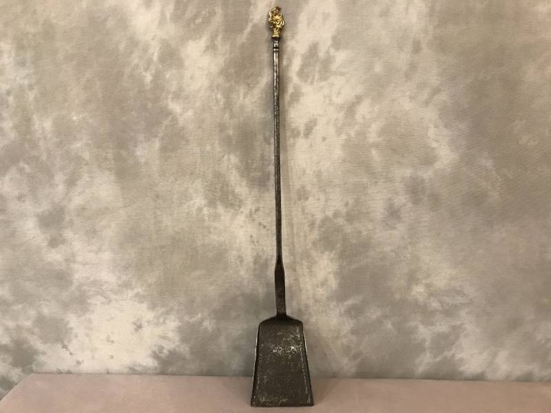 Grande pelle de cheminée ancienne en fer et bronze d'époque 17 ème