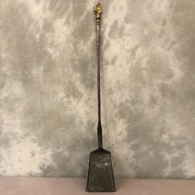 Grande pelle de cheminée ancienne en fer et bronze d'époque 17 ème