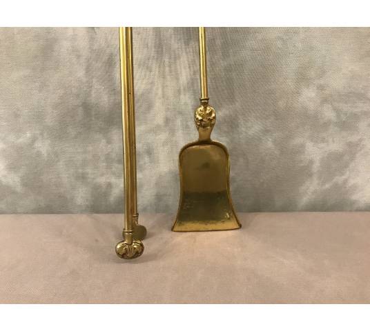 Ensemble d'une pelle et d'une pince de cheminée  en bronze et laiton d'époque 19 ème