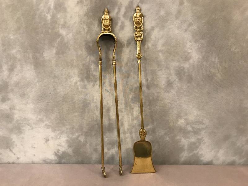 Ensemble d'une pelle et d'une pince de cheminée  en bronze et laiton d'époque 19 ème