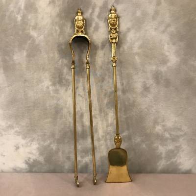 Ensemble d'une pelle et d'une pince de cheminée  en bronze et laiton d'époque 19 ème