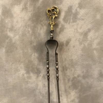 Pince de cheminée ancienne en fer et bronze d'époque 19 ème siècle.
