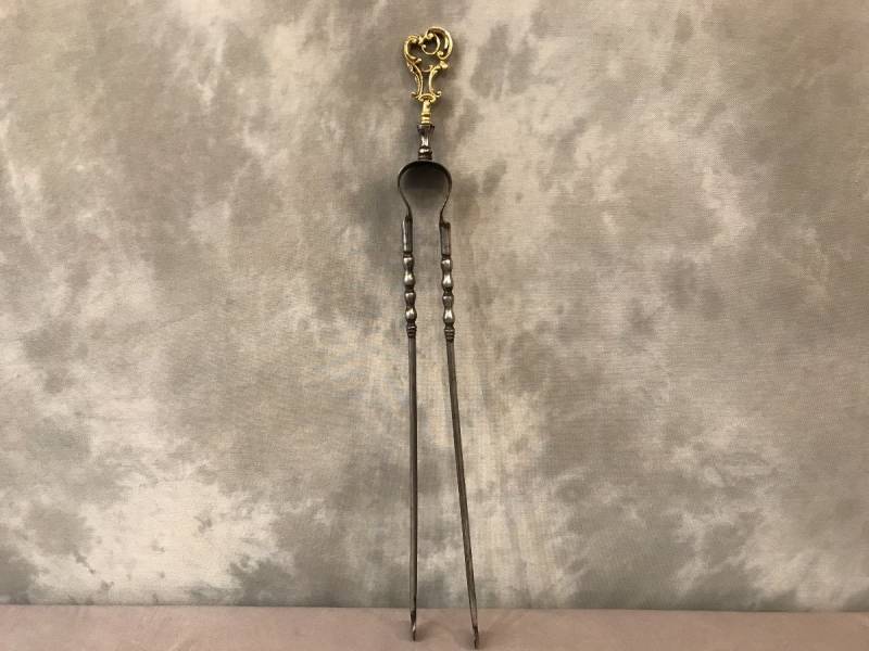 Pince de cheminée ancienne en fer et bronze d'époque 19 ème siècle.