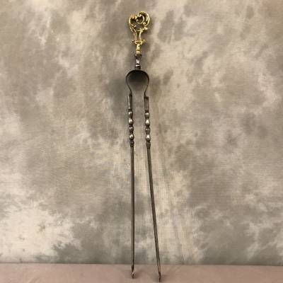 Pince de cheminée ancienne en fer et bronze d'époque 19 ème siècle.