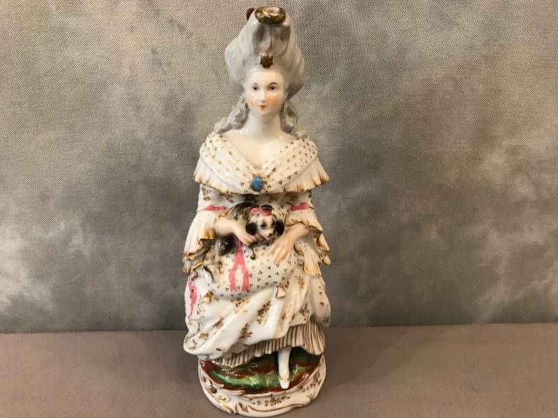 Tisanière personnage"Marquise au chien" en porcelaine de Vieux Paris d'époque 19 ème