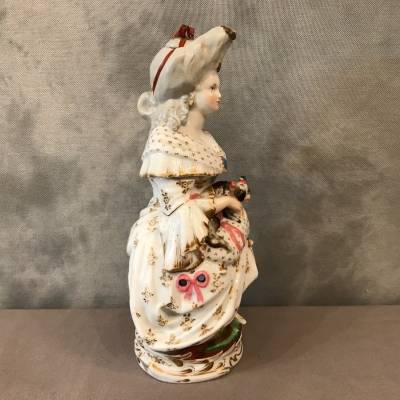 Tisanière personnage"Marquise au chien" en porcelaine de Vieux Paris d'époque 19 ème