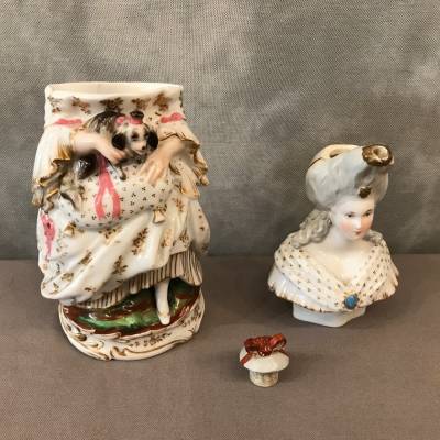 Tisanière character "Marquise au chien" en porcelaine de Vieux Paris d' epoch 19 ème