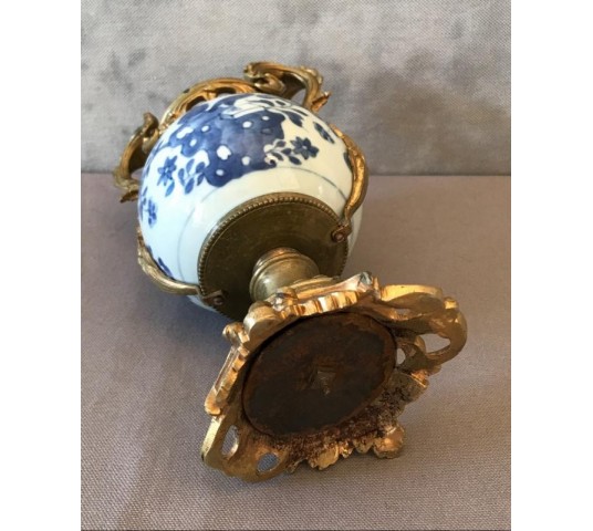 Pot en porcelaine et monture en bronze LXV 19ème