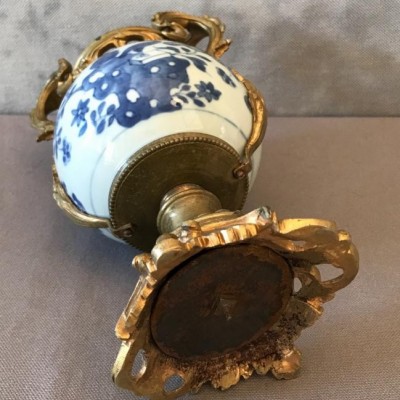 Pot en porcelaine et monture en bronze LXV 19ème